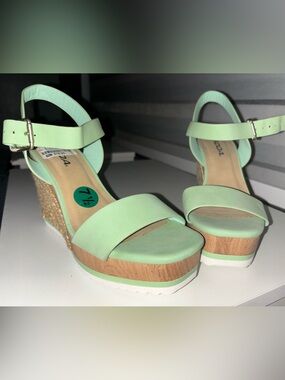 Chic Mint Green Wedge Sandals with Ankle Strap